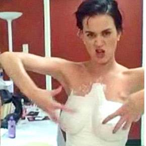 Katy Perry fazendo os molde dos seios