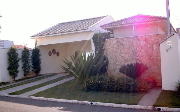 15 modelos de frente de casas com muros de pedras para se inspirar