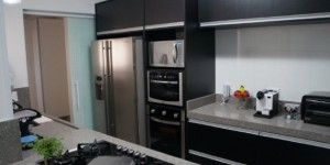 Cozinhas com armários pretos 013