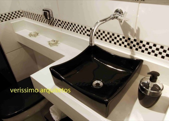 11-modelo banheiro preto e branco