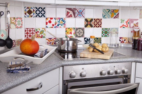 Featured image of post Cozinha Decorada Com Adesivo De Azulejo Al m de muito f ceis de apliccar n o fazem sujeira e podem ser aplicados em qualquer superf cie limpa e lisa os adesivos para azulejo tambem pode ser colocado em cima do azulejo antigos os adesivos v o deixar o seu