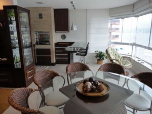 sala de estar na varanda de apartamento 001