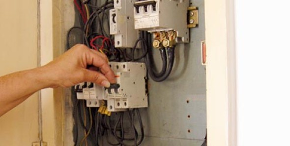 Desligue a rede elétrica antes de realizar a instalação e montagem do novo soquete de luz.