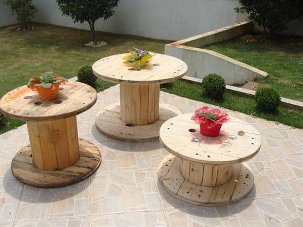 Bancos e mesas rústicas feitas de carretel de madeira 001