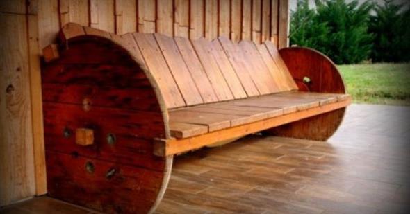 Bancos e mesas rústicas feitas de carretel de madeira 003