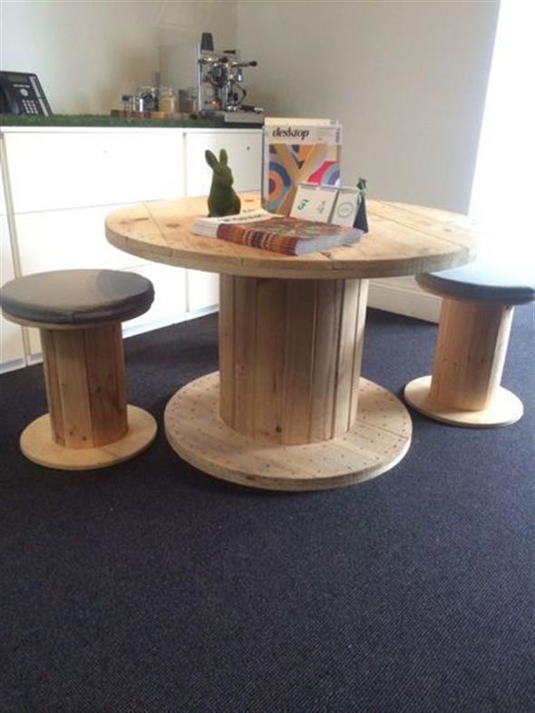 Bancos e mesas rústicas feitas de carretel de madeira 012