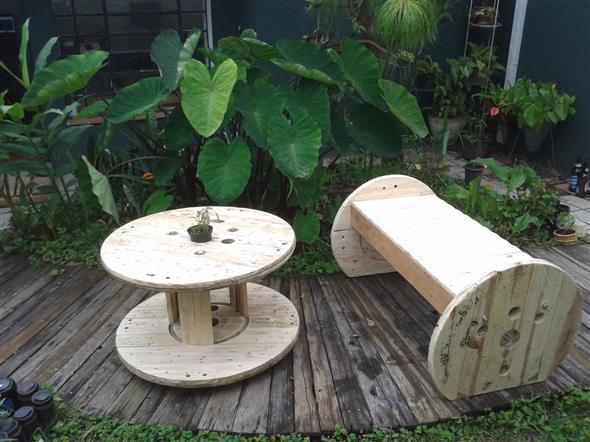 Bancos e mesas rústicas feitas de carretel de madeira 014