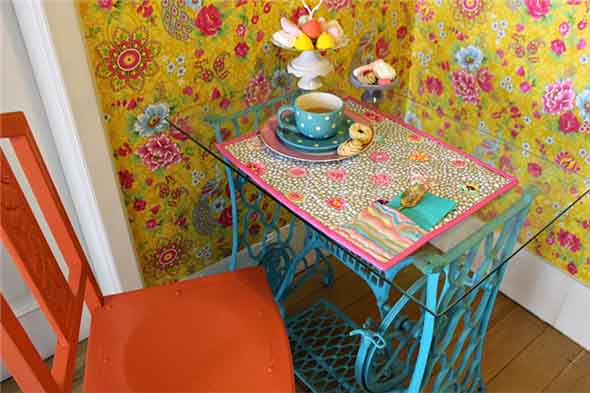 Mesa de máquina de costura antiga na decoração 012