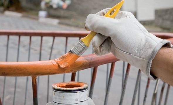 Um fundo preparador é importante para garantir proteção contra ferrugem, e ainda permite maior aderência da tinta.