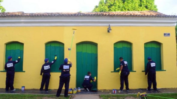 Pintura na área externa exige tintas apropriadas, para dar mais proteção as portas e janelas da casa.