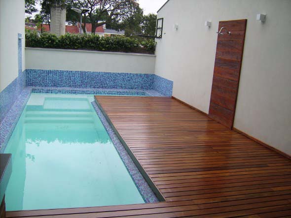 piscina-com-deck-de-madeira-013