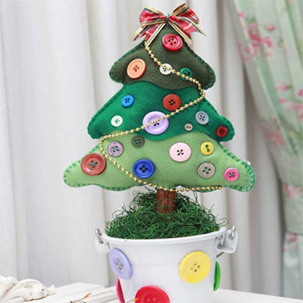 Árvore de Natal feita com diversos materiais