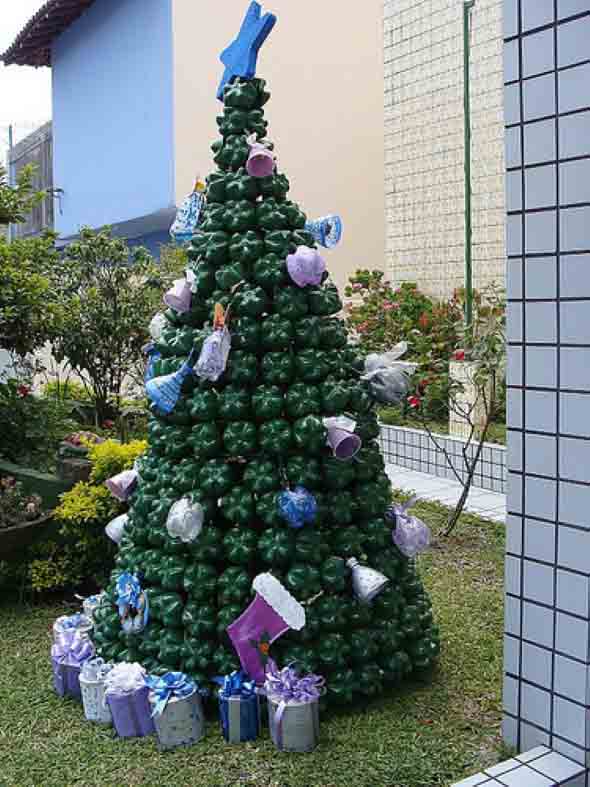 Árvore de Natal feita com diversos materiais