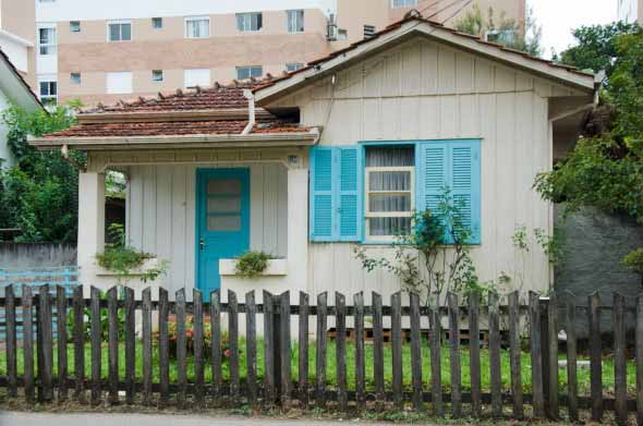 Casas com cercas de madeira 003