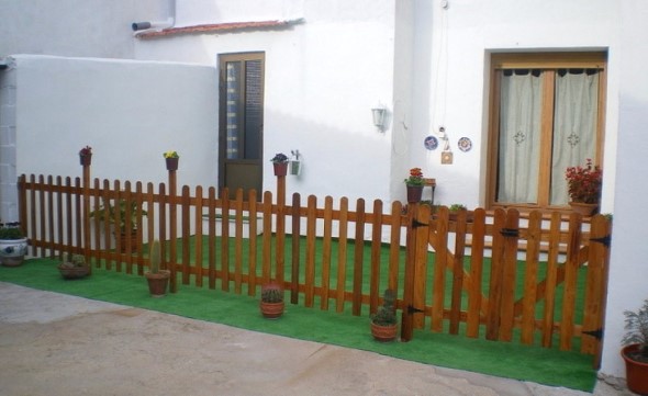 Casas com cercas de madeira 004