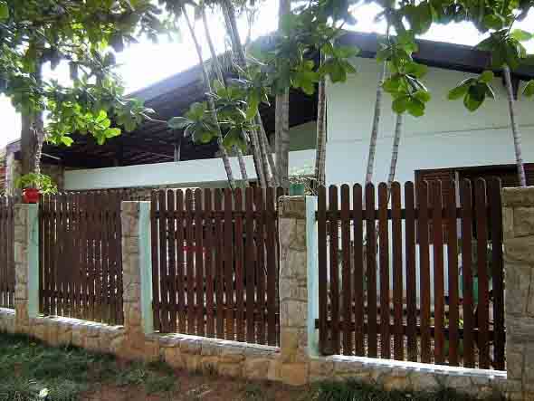 Casas com cercas de madeira 020