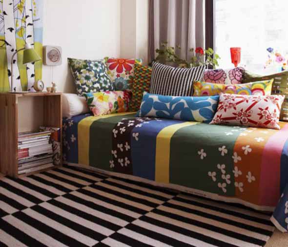 Almofadas coloridas na decoração 003