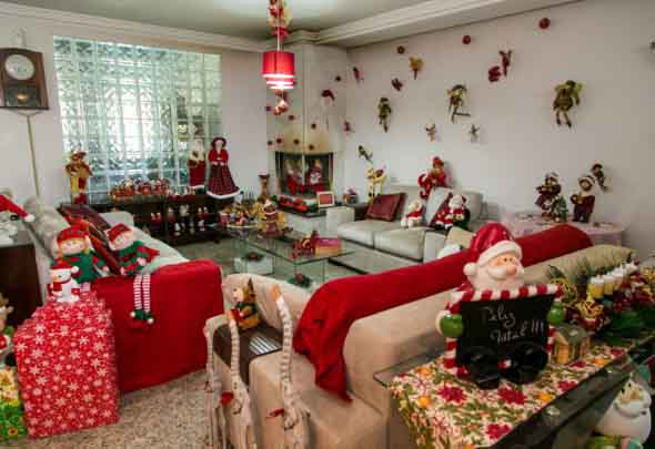 Renata e a família decoram a casa inteirinha de Natal