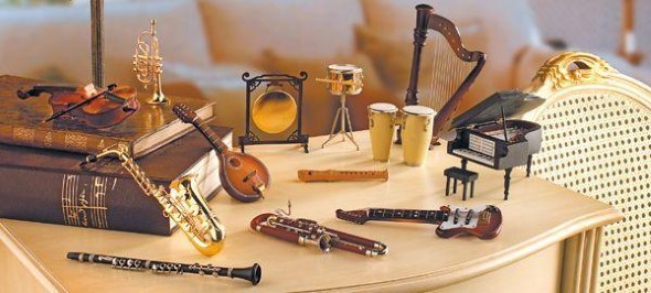 Objetos em miniatura na decoração 007