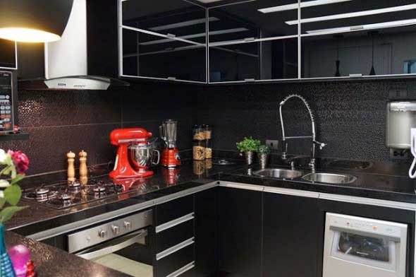 Cozinhas com armários pretos 005