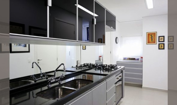 Cozinhas com armários pretos 006