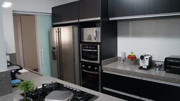 Cozinhas com armários pretos 013
