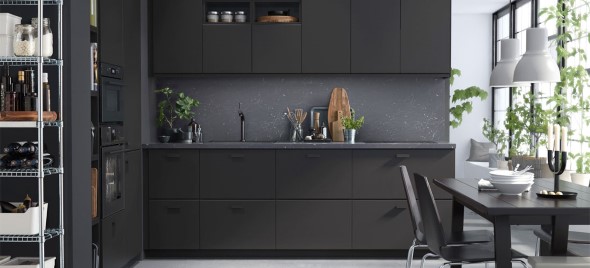 Cozinhas com armários pretos 016