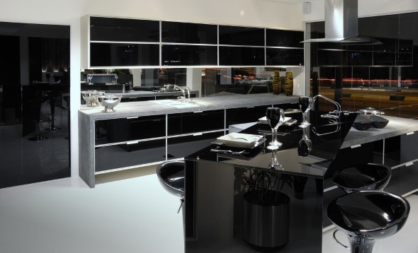 Cozinhas com armários pretos 019