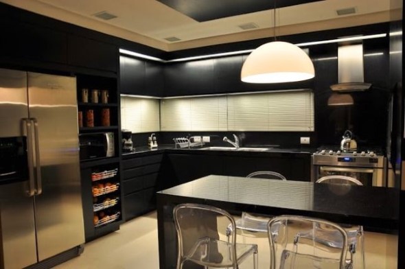 Cozinhas com armários pretos 022