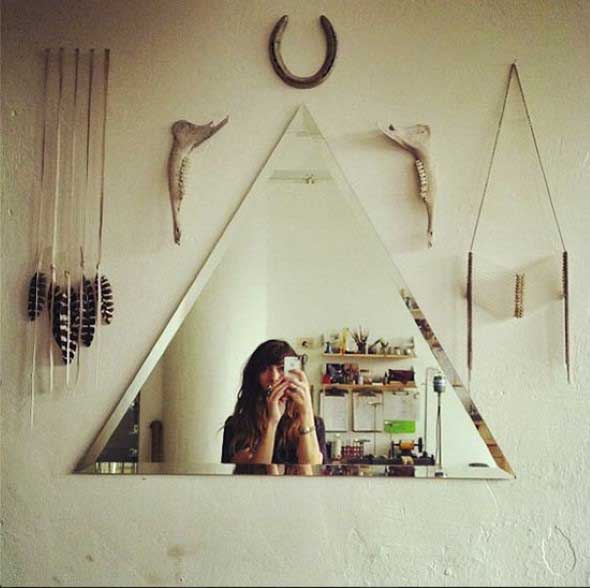 Espelhos triangulares na decoração 013