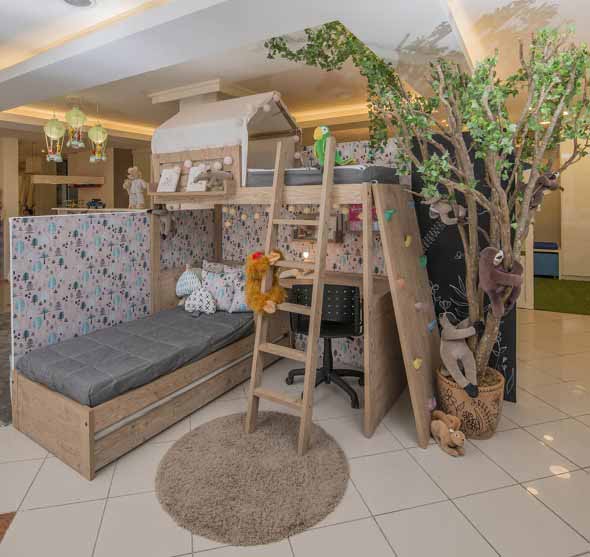 Quarto infantil com tema casa na árvore 012